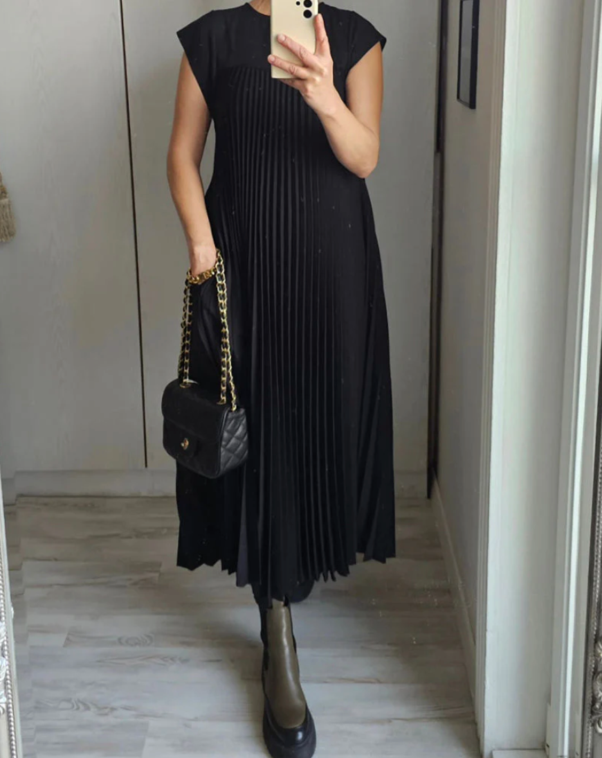 Sleeveless pleated monochrome dress