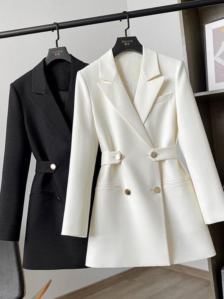 Stylish women's blazer with belt for the perfect look