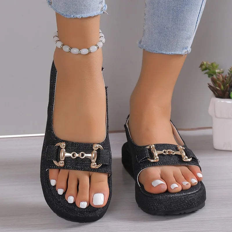 Women's sandals with thick sole and chain detail