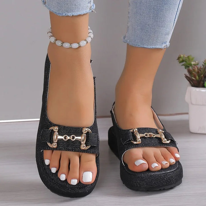 Women's sandals with thick sole and chain detail