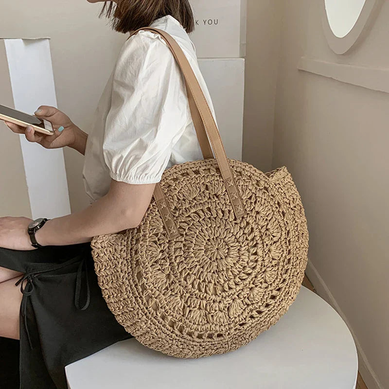 Round straw shoulder bag for women