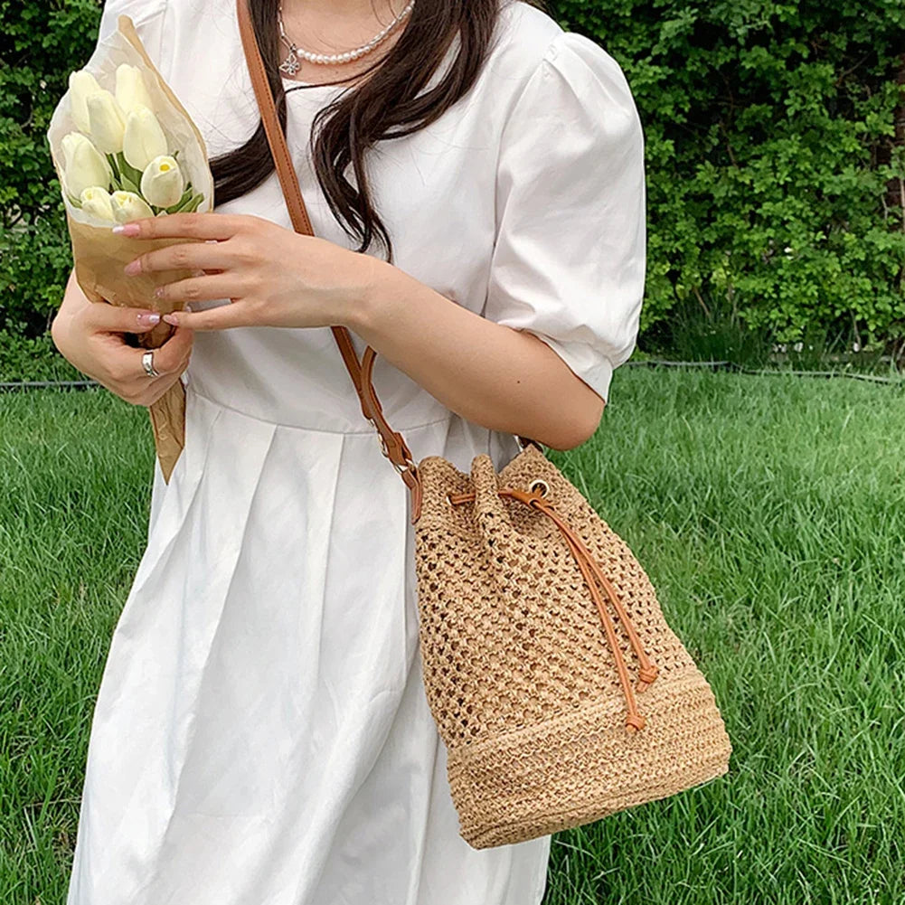 Women's summer straw shoulder bag: Hand-woven drawstring bucket style