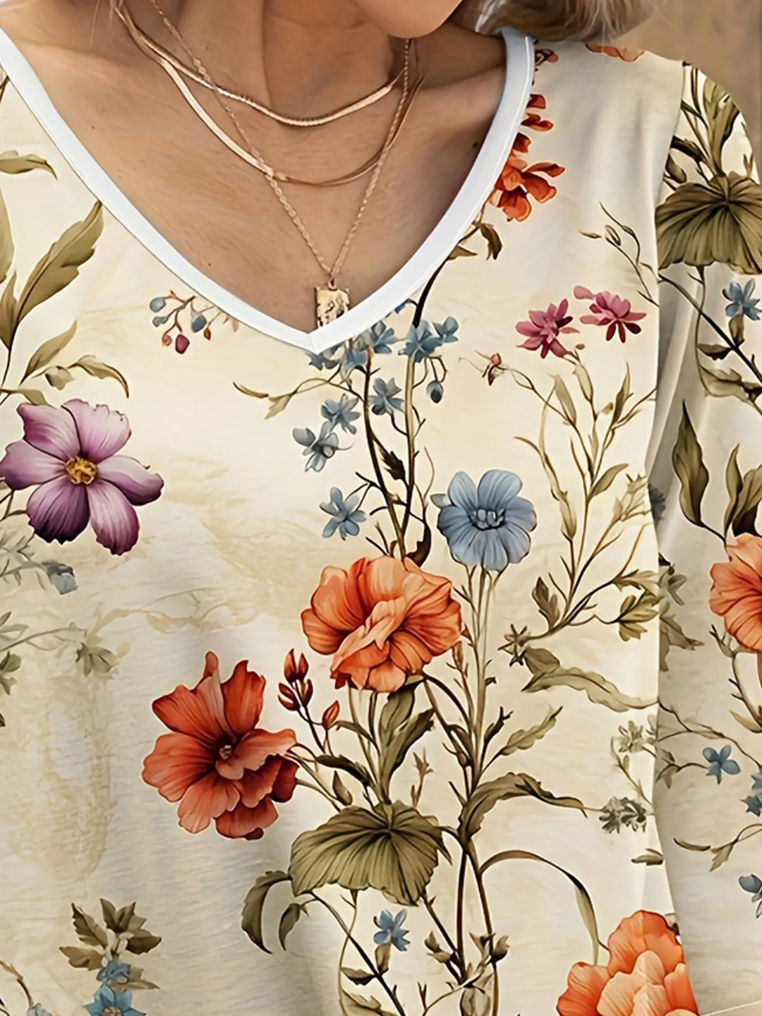 Top with half sleeves, V-neck and floral pattern