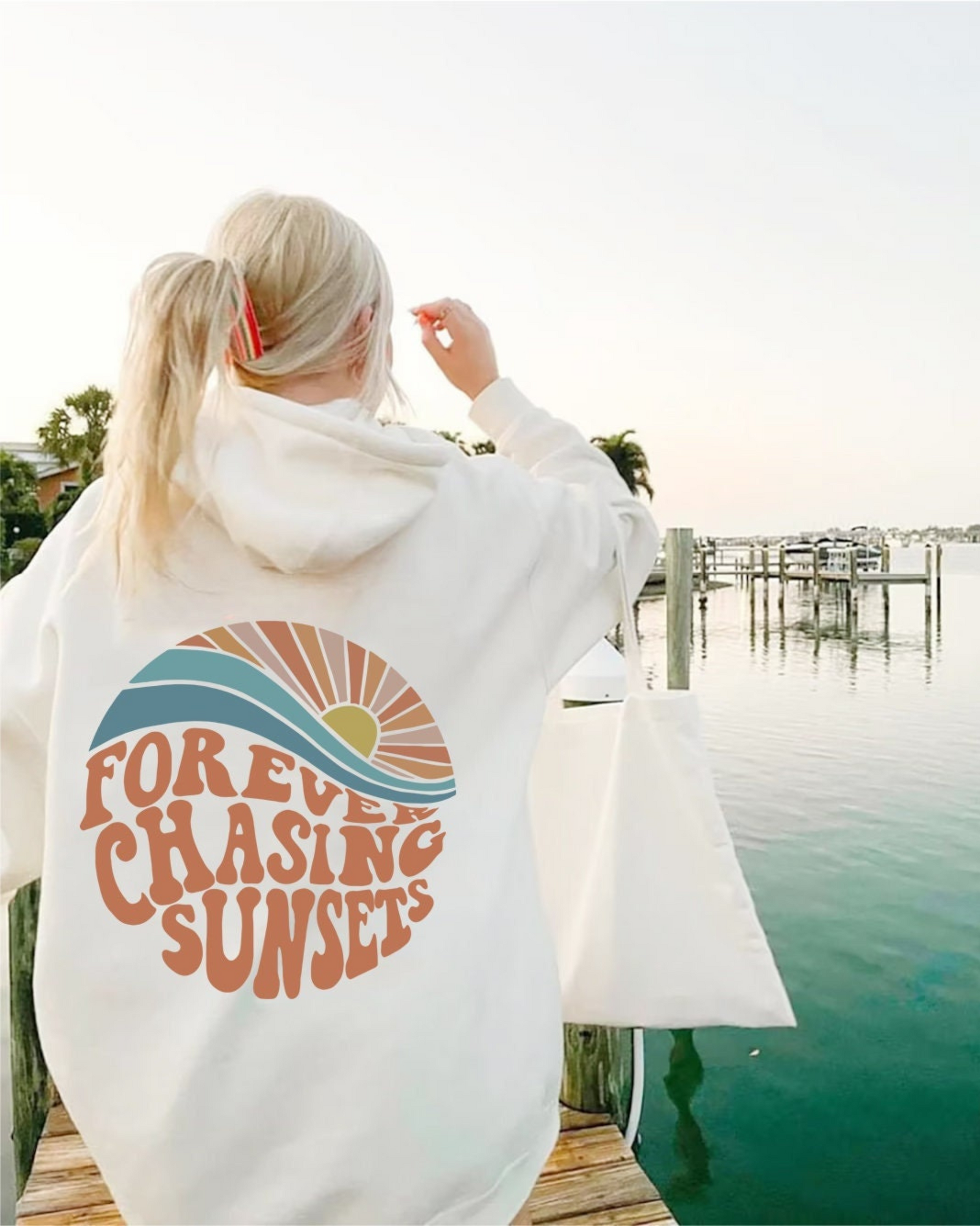 Kyra | Comfortable hoodie "Forever chasing sunsets"