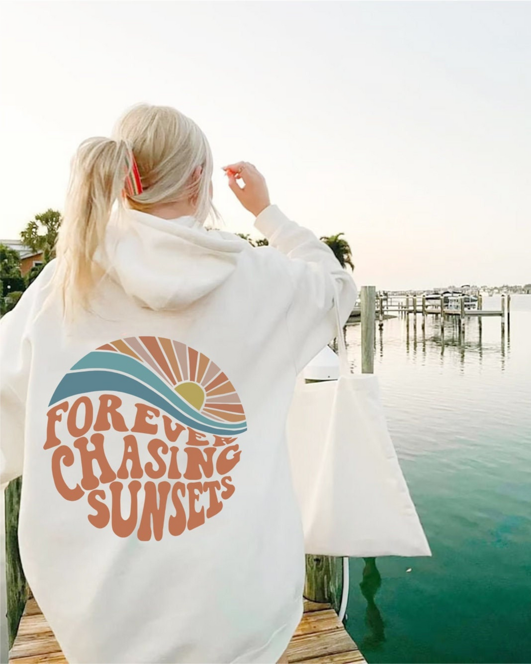 Stylish hoodie "Forever on the hunt for sunsets"