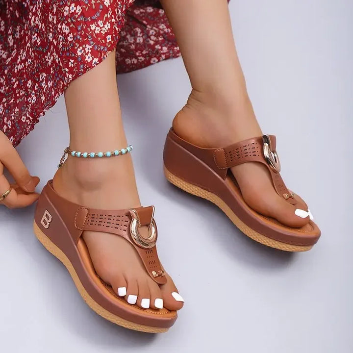 Summer sandals with wedge heel and toe opening