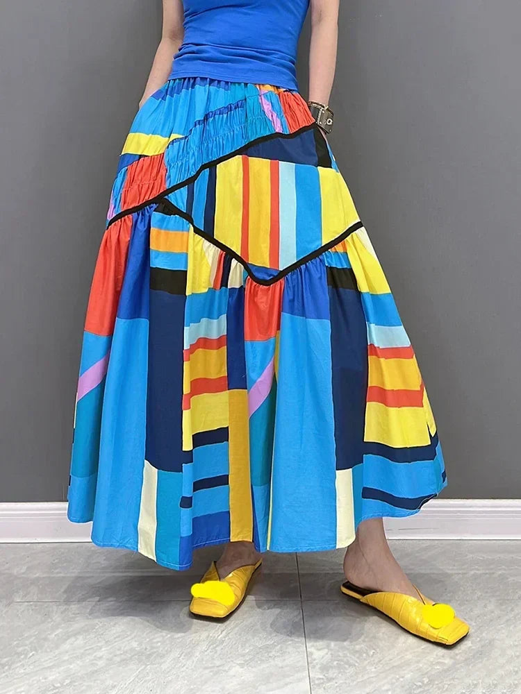 Line skirt with contrasting colours and irregular pleats