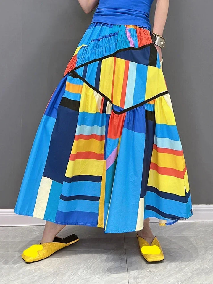 Line skirt with contrasting colours and irregular pleats