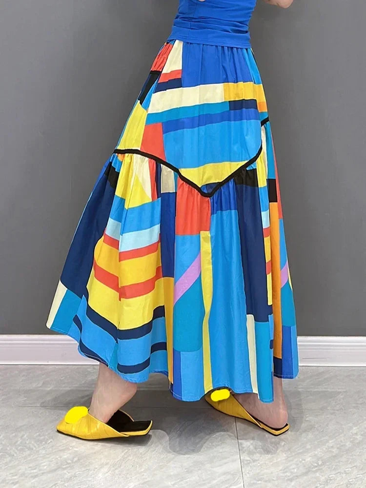 Line skirt with contrasting colours and irregular pleats