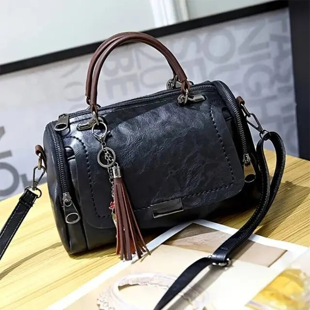 Women's shoulder bag with tassel design: large capacity, fashionable design