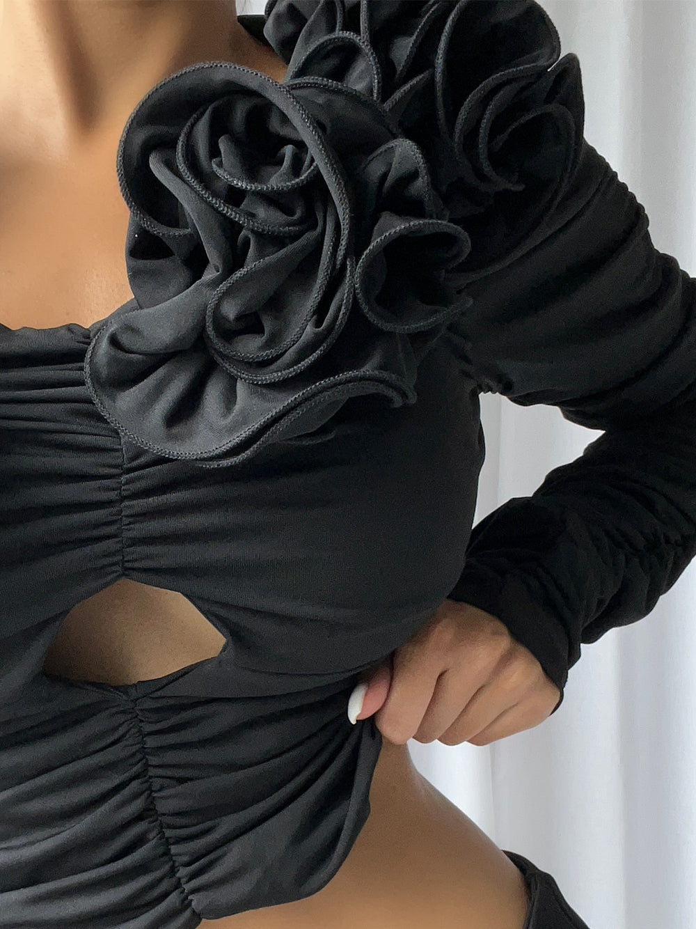 Trendsetting crop top in black