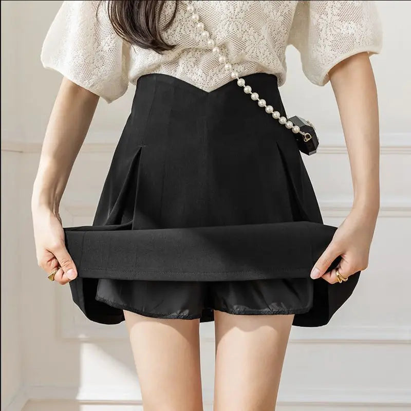 Solid-coloured skirt for the modern woman