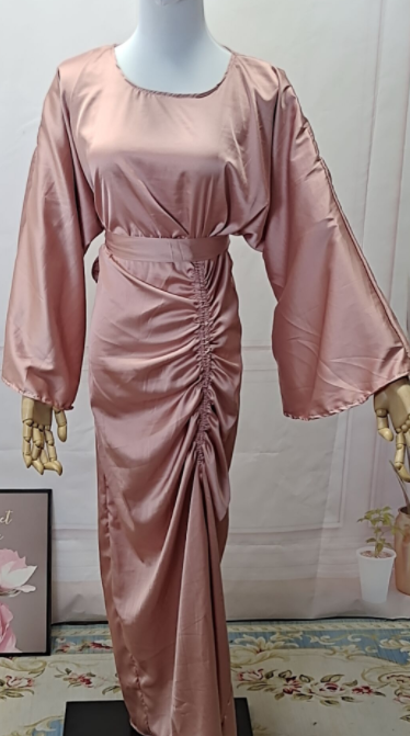 Elegant dress with ruffled sleeves and elegant waist in satin