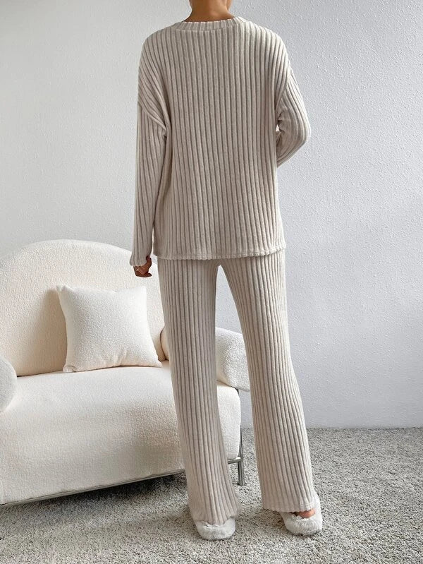 Knitted trousers and jumper for women