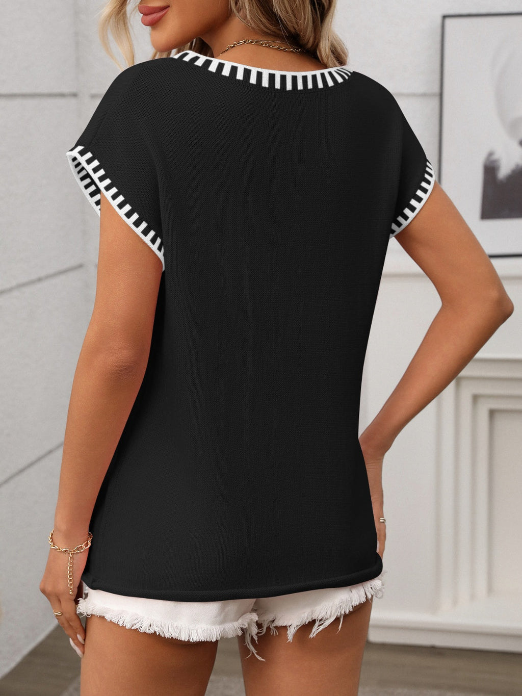 Women's - Contrast Trim V-Neck Short Sleeve Knit Top - Stylish & Comfortable