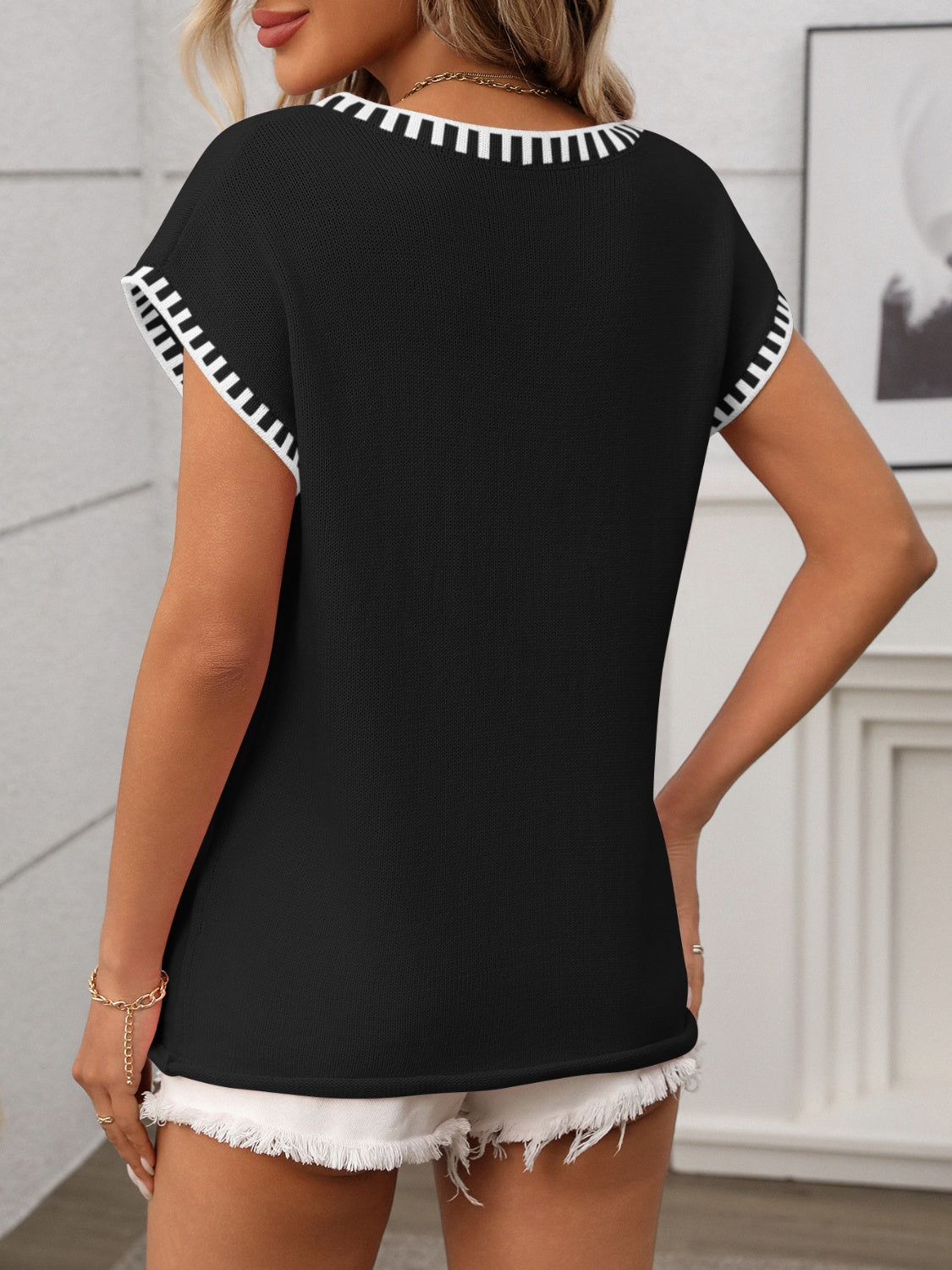 Women's - Contrast Trim V-Neck Short Sleeve Knit Top - Stylish & Comfortable