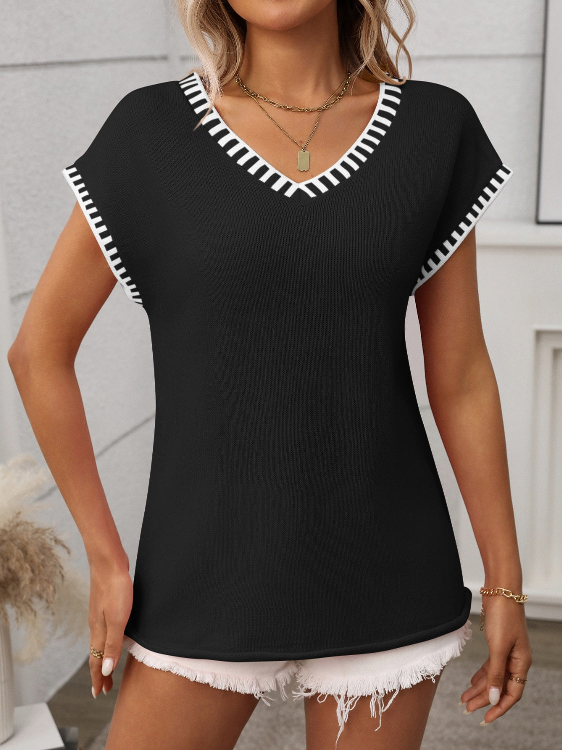 Women's - Contrast Trim V-Neck Short Sleeve Knit Top - Stylish & Comfortable