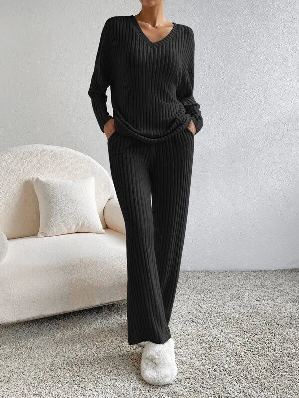 Knitted trousers and jumper for women