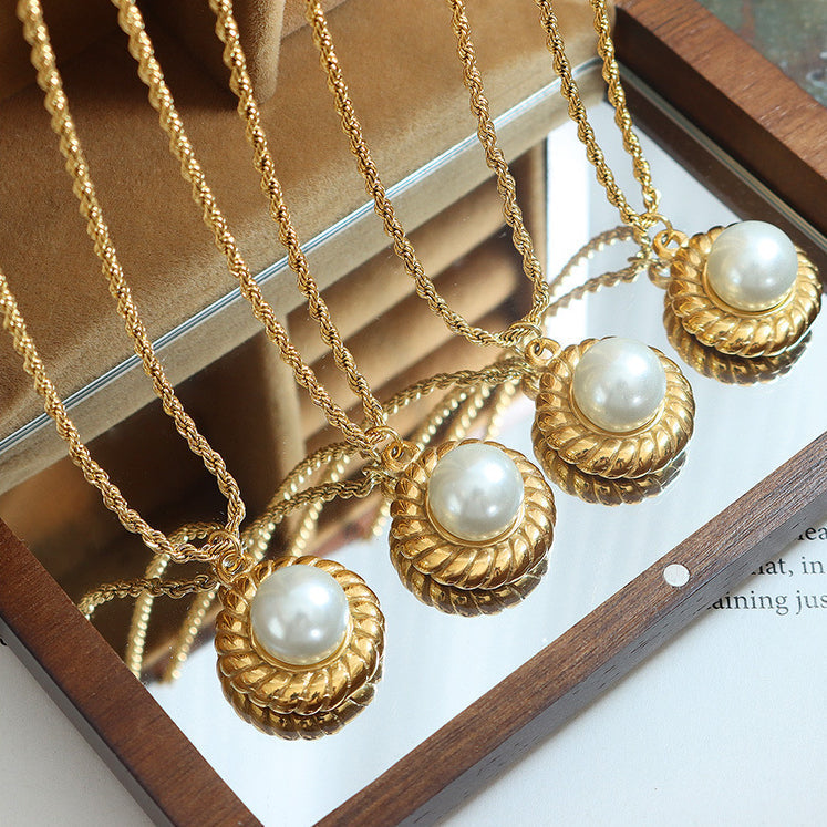 Gold-coloured rope necklace with pearl pendant