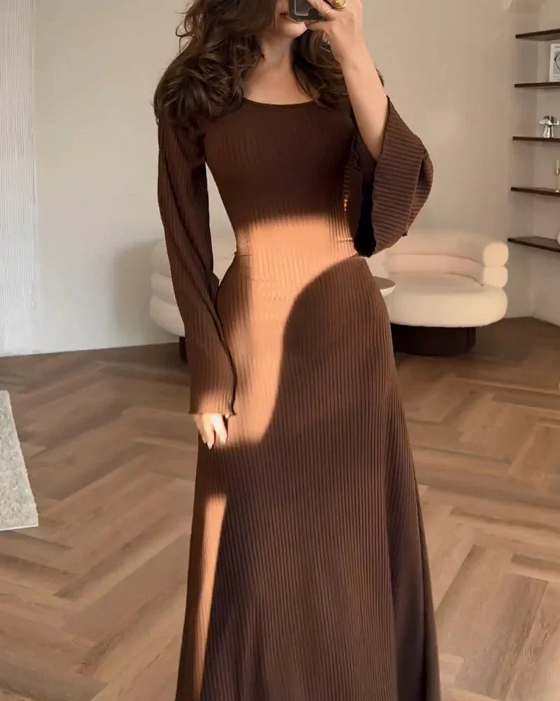 Elegant dress with long sleeves