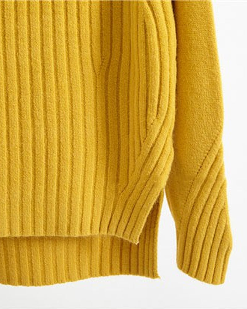 Women's turtleneck jumper with an elegant touch