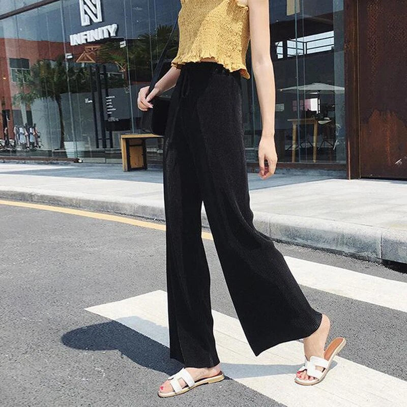 Summer trousers with wide legs and pleats