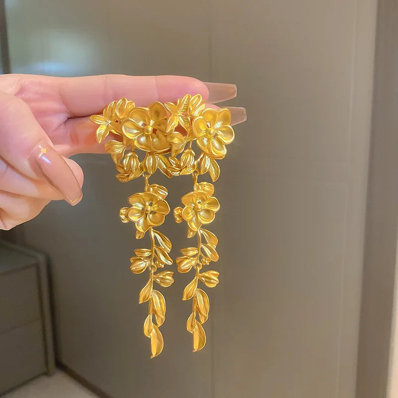 Flower cascade earrings in gold look