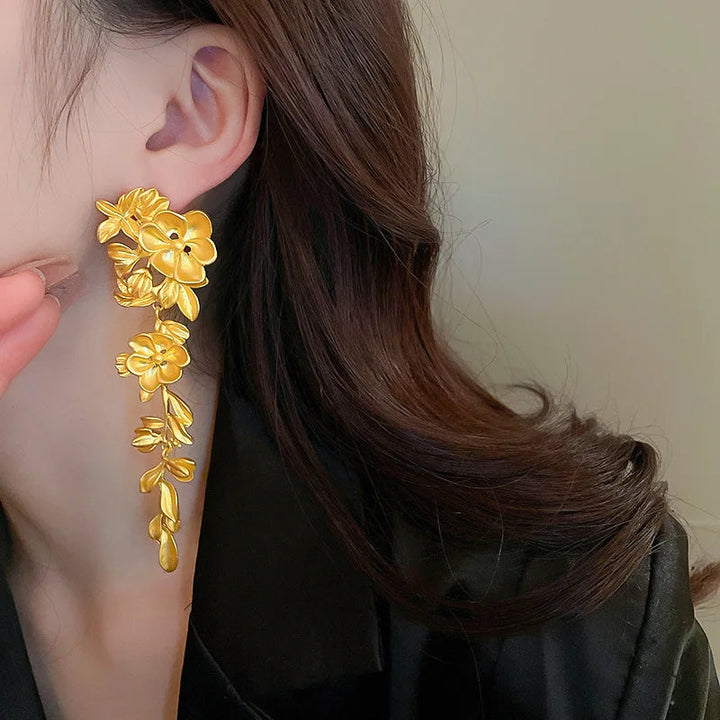 Flower cascade earrings in gold look