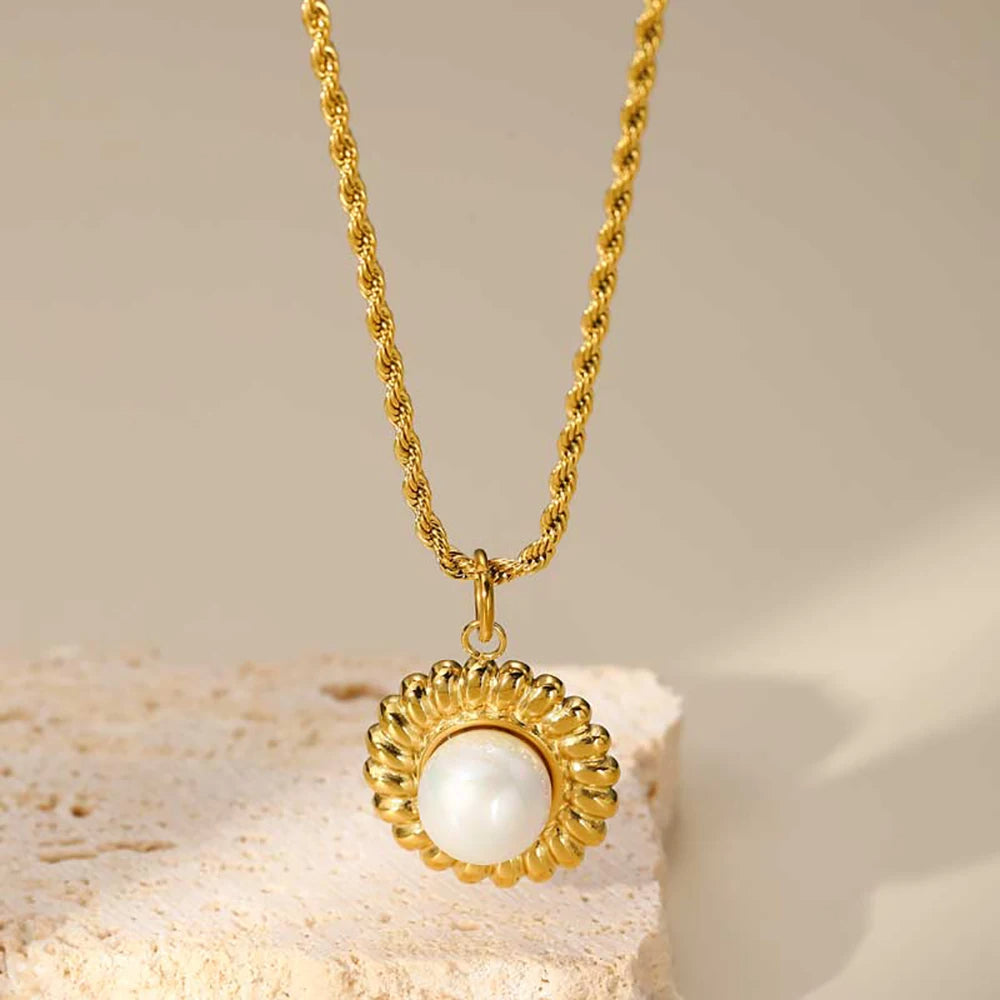 Gold-coloured rope necklace with pearl pendant