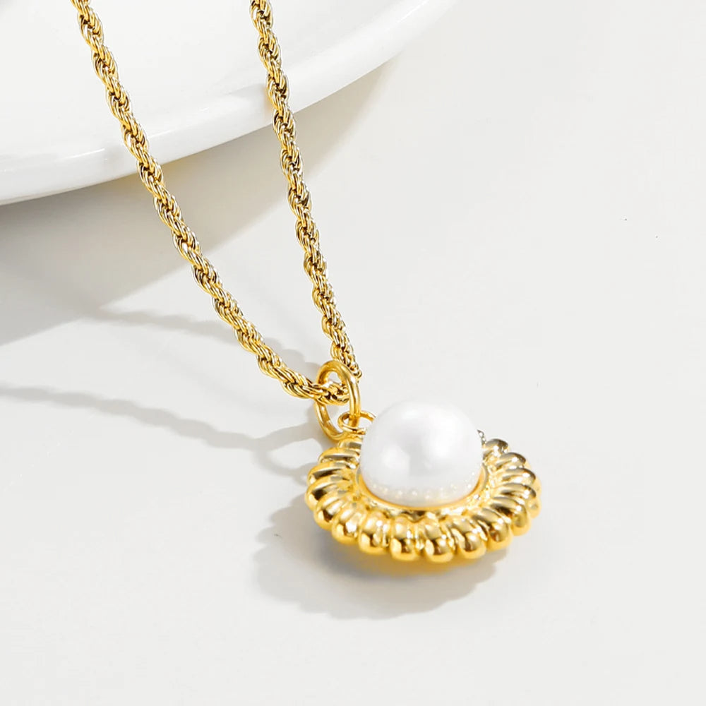 Gold-coloured rope necklace with pearl pendant