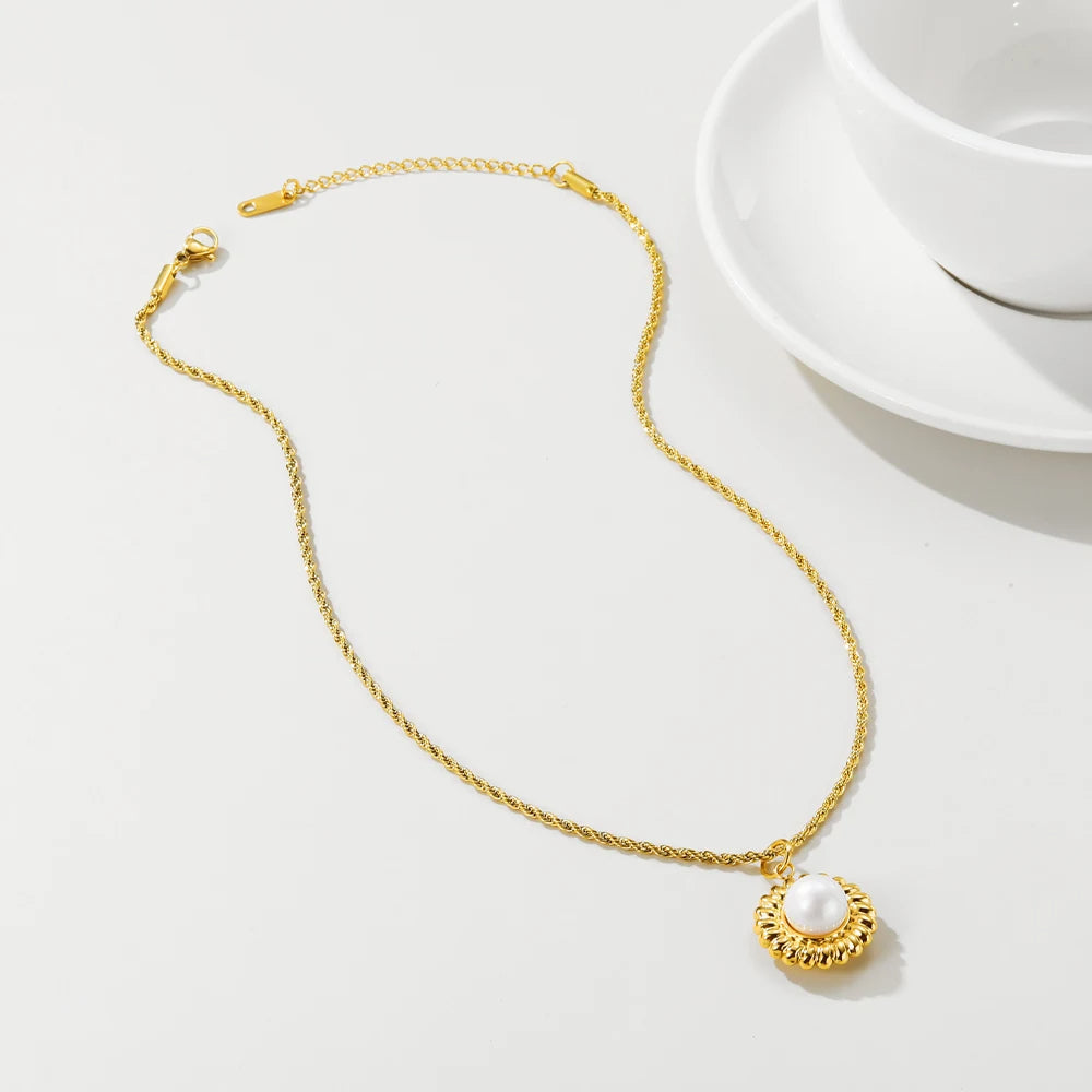 Gold-coloured rope necklace with pearl pendant