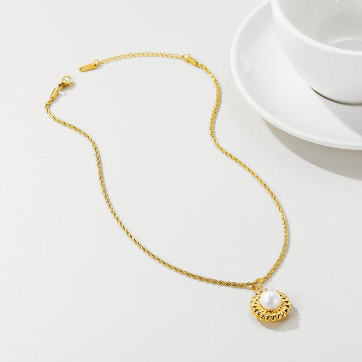 Gold-coloured rope necklace with pearl pendant