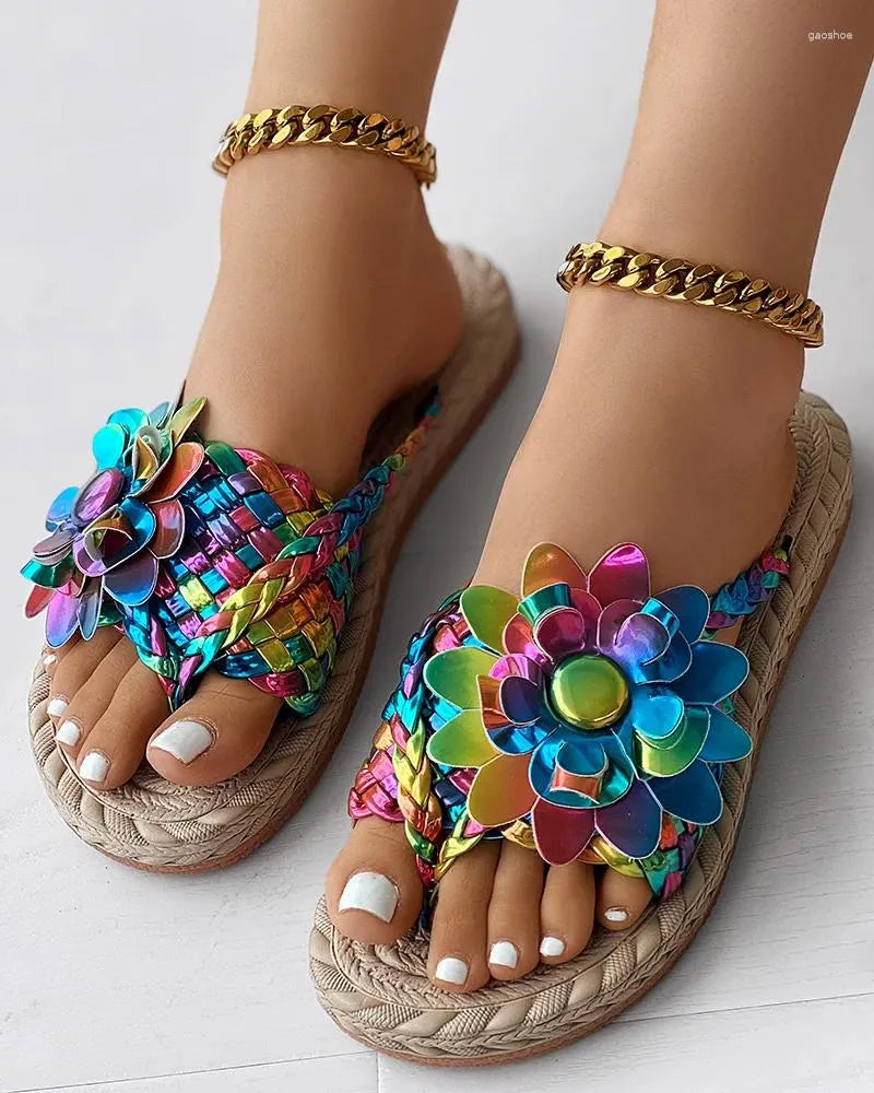 Fashion sandals with flowers