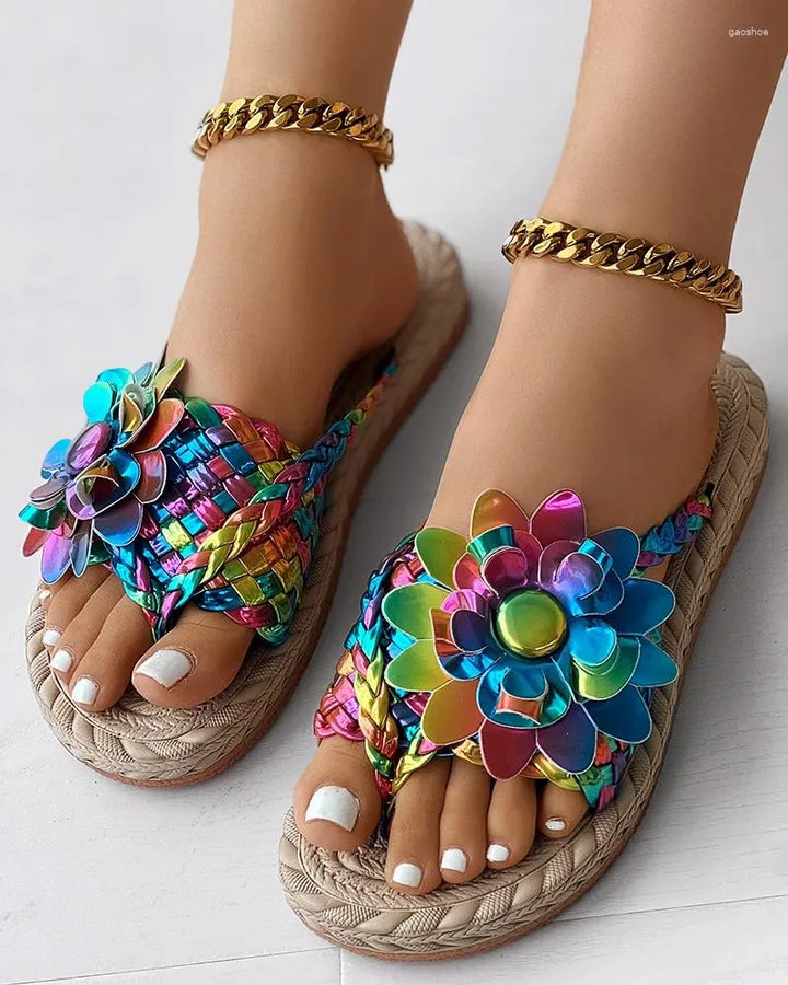 Fashion sandals with flowers