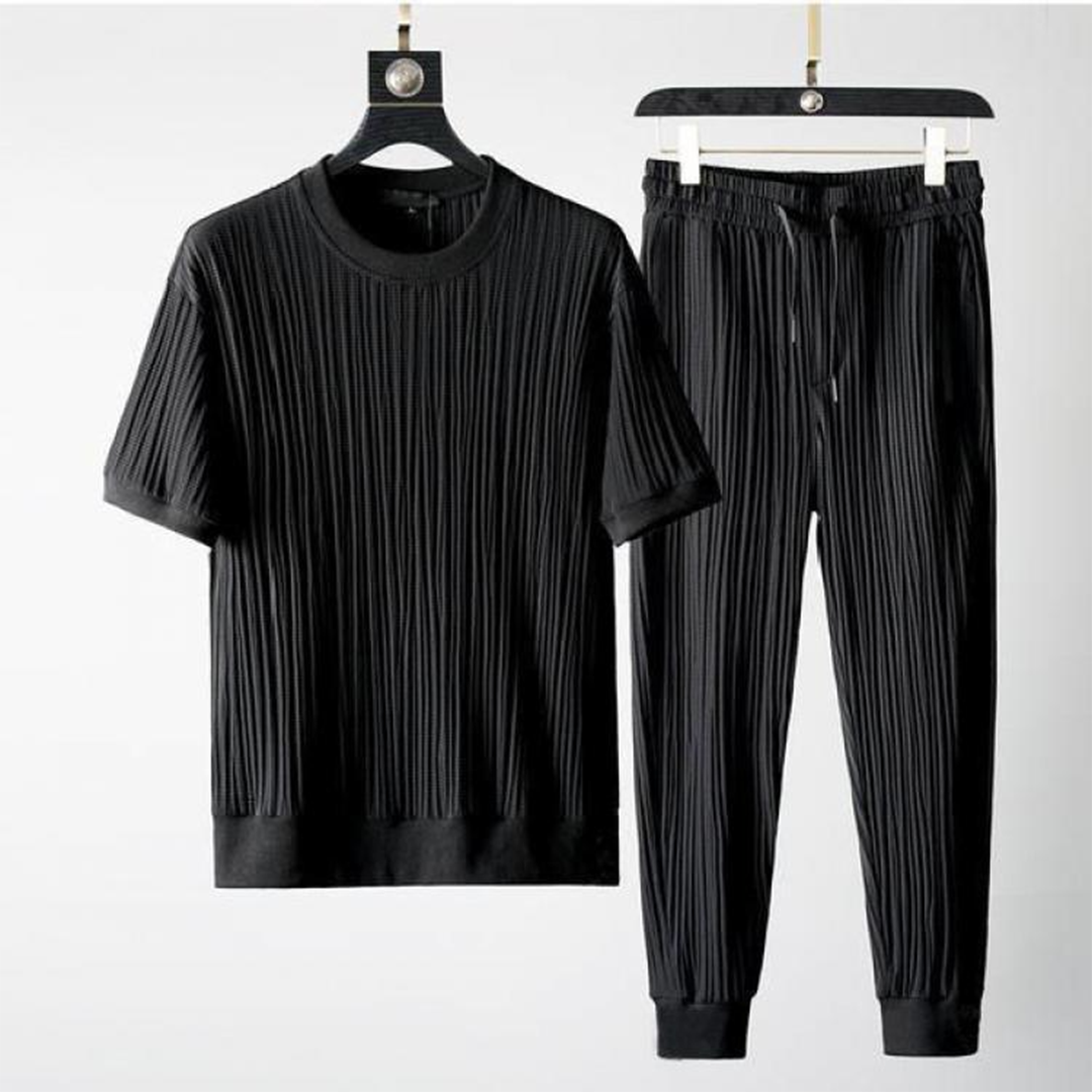 Stretchy and pleated men's shirt and trousers with ultimate comfort and modern elegance | Daniel