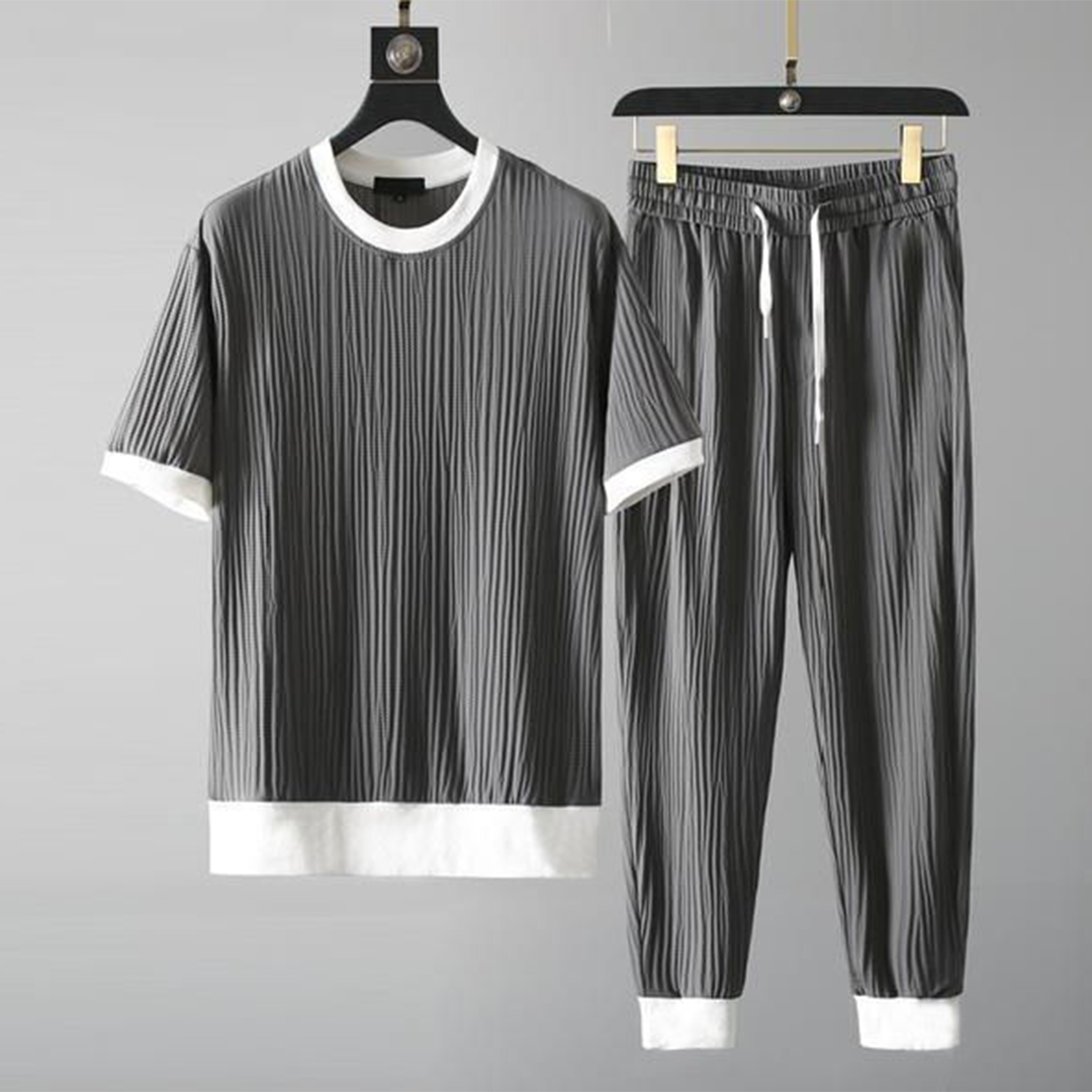 Stretchy and pleated men's shirt and trousers with ultimate comfort and modern elegance | Daniel