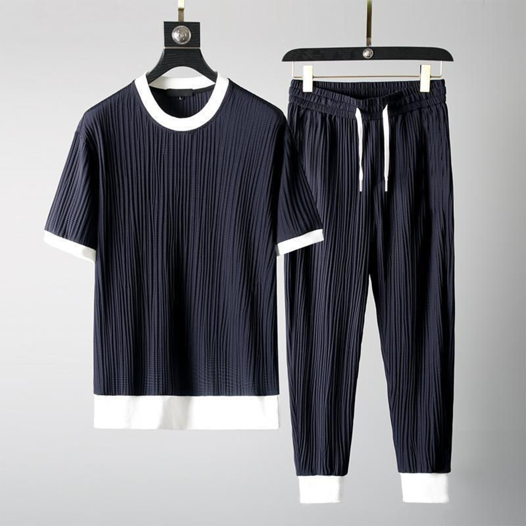 Stretchy and pleated men's shirt and trousers with ultimate comfort and modern elegance | Daniel