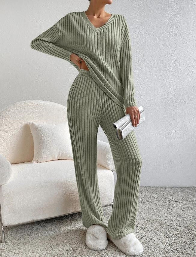 Knitted trousers and jumper for women