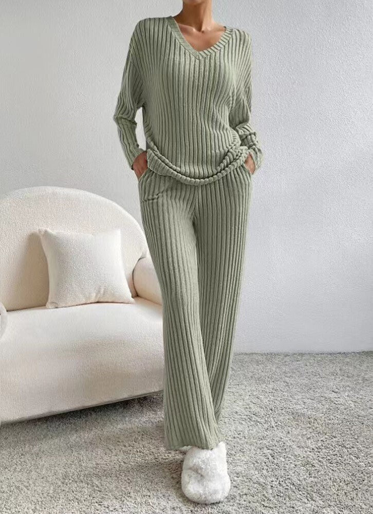 Knitted trousers and jumper for women