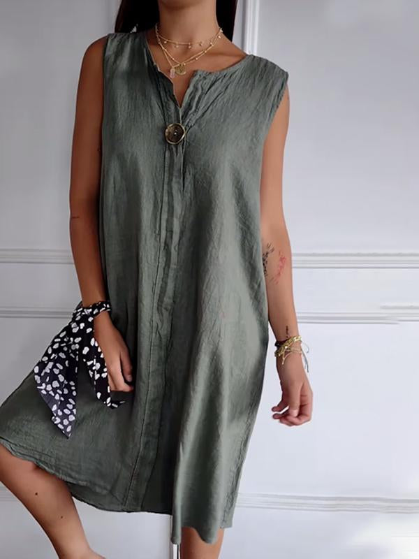 Elegant sleeveless dress with V-neck