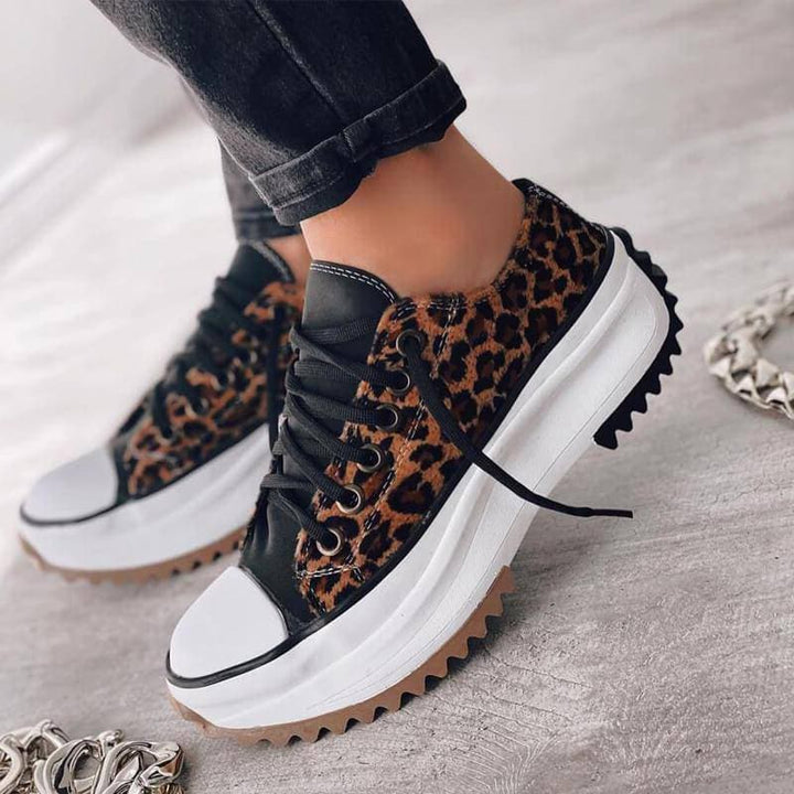 Comfortable trainers with stylish sole