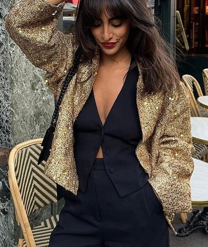 Chic, oversized coat with gold-coloured sequins.