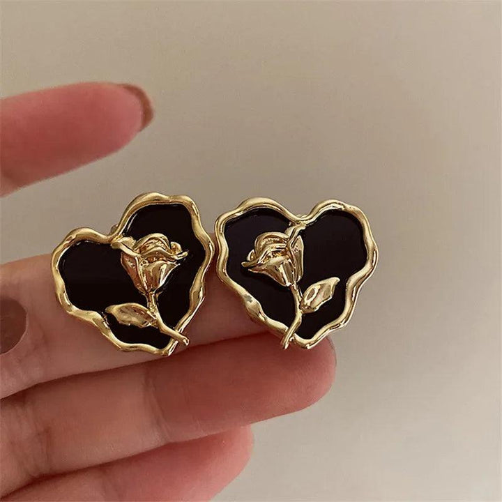 Heart-shaped rose stud earrings