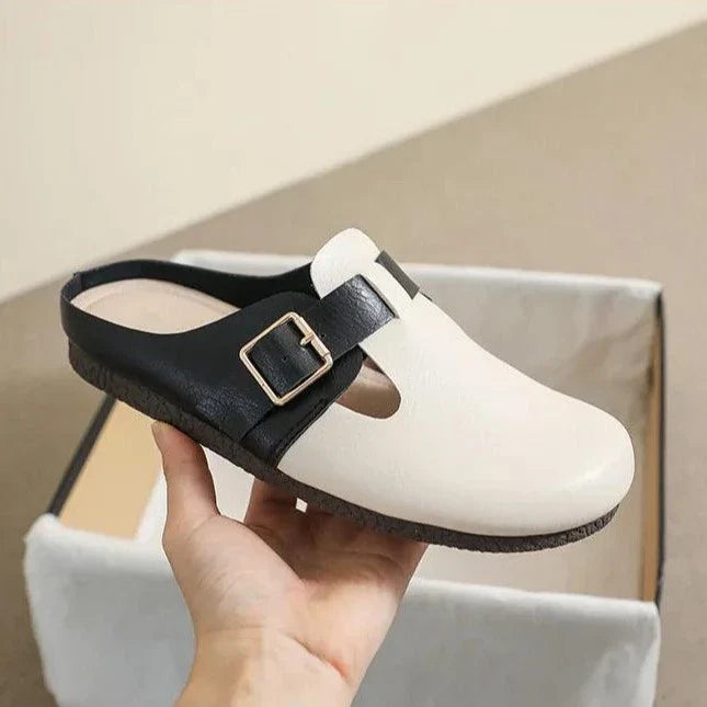 Minimalist flat shoes with buckle