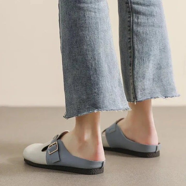 Minimalist flat shoes with buckle