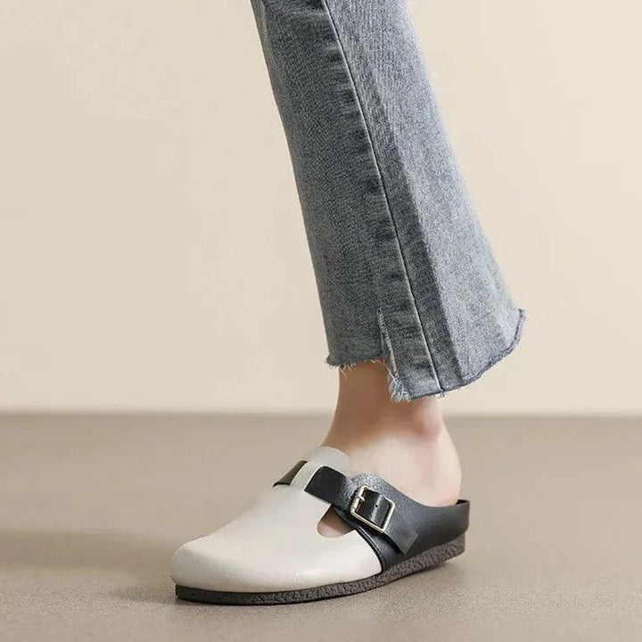 Minimalist flat shoes with buckle