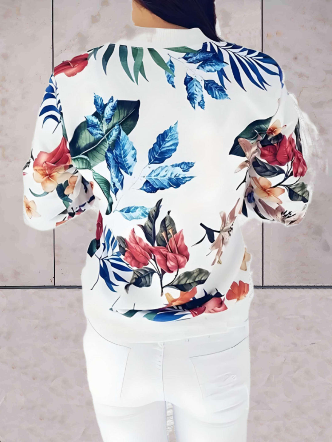 Beautifully cut spring jacket with zip and floral pattern