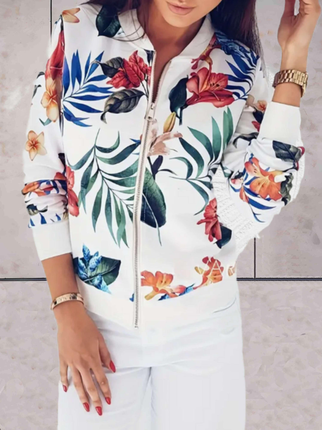 Beautifully cut spring jacket with zip and floral pattern