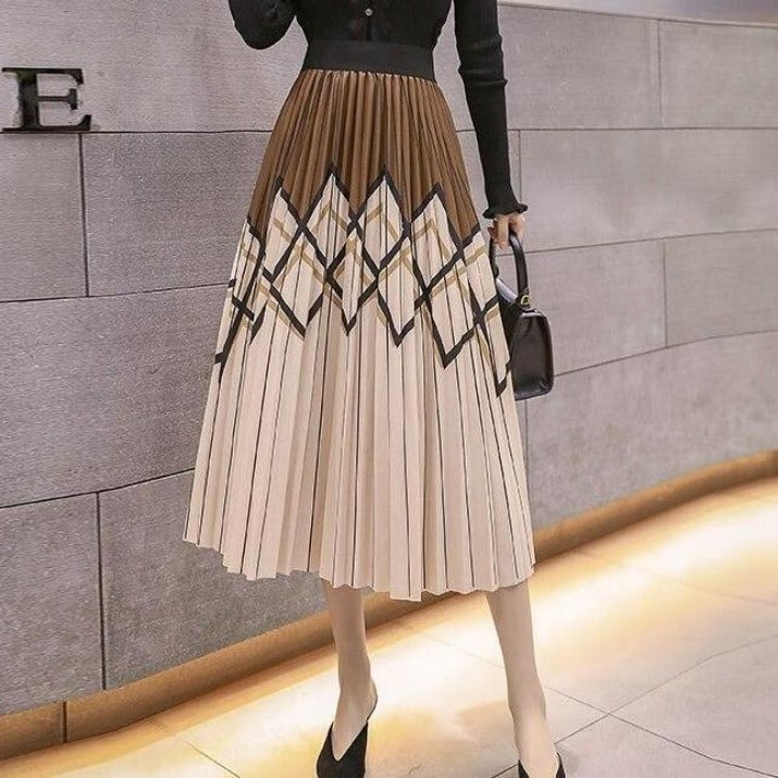 Stylish pleated skirt with pattern