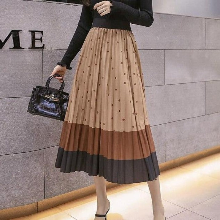 Stylish pleated skirt with pattern